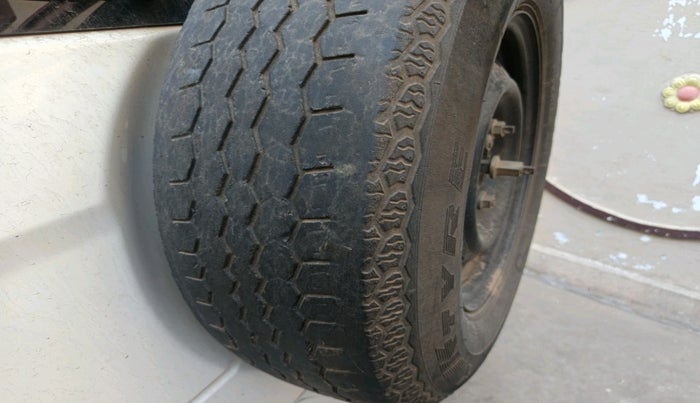 2017 Mahindra TUV300 T8, Diesel, Manual, 99,688 km, tyre