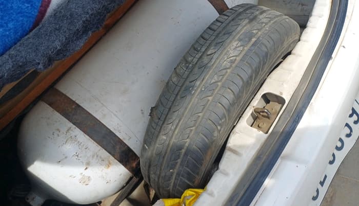 2011 Hyundai Eon ERA, CNG, Manual, 49,339 km, tyre