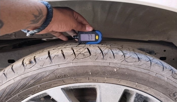 2021 Toyota Innova Crysta 2.4 ZX 7 STR, Diesel, Manual, 33,382 km, tyre