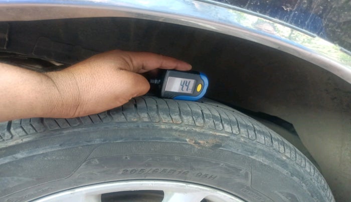 2017 Toyota Innova Crysta 2.4 ZX 7 STR, Diesel, Manual, 1,12,908 km, tyre