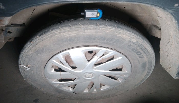 2002 Toyota Qualis  2.4 D FS, Diesel, Manual, 1,30,345 km, tyre