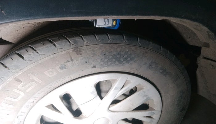 2002 Toyota Qualis  2.4 D FS, Diesel, Manual, 1,30,345 km, tyre