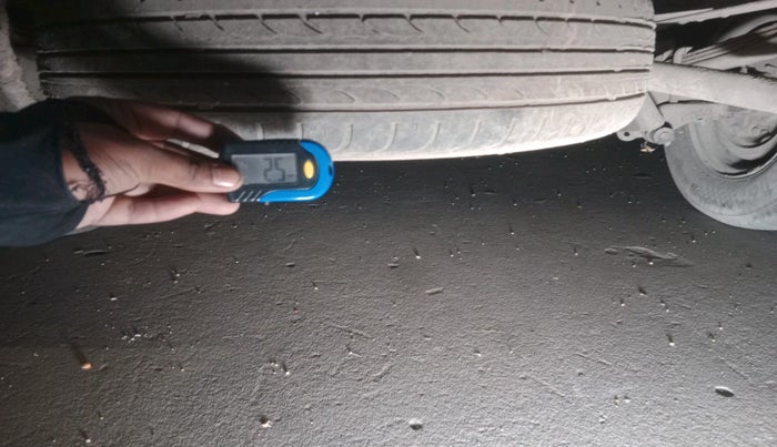 2002 Toyota Qualis  2.4 D FS, Diesel, Manual, 1,30,345 km, tyre