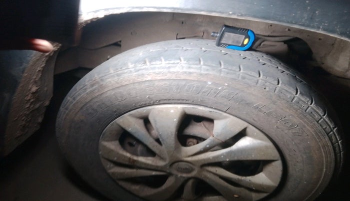 2002 Toyota Qualis  2.4 D FS, Diesel, Manual, 1,30,345 km, tyre