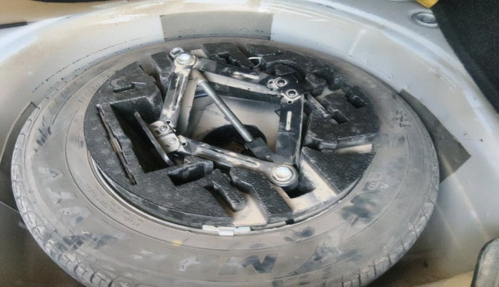 2017 Volkswagen Ameo HIGHLINE1.2L PLUS 16 ALLOY, Petrol, Manual, 1,47,729 km, tyre