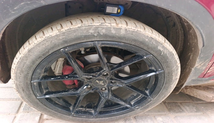 2023 Hyundai VENUE SX (O) 1.0 TURBO DCT DUAL TONE, Petrol, Automatic, 35,105 km, tyre