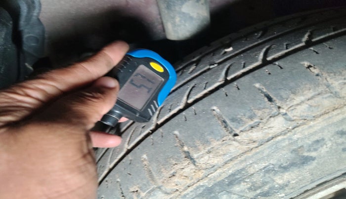 2017 Mahindra Kuv100 K6 PLUS 6 STR, Petrol, Manual, 87,603 km, tyre