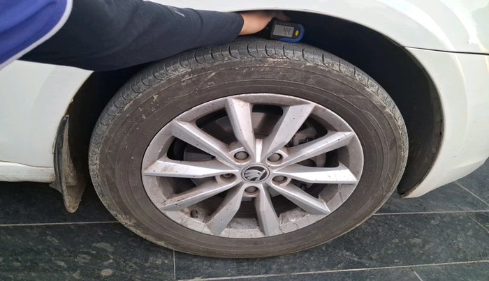 2015 Skoda Octavia ELEGANCE 2.0 TDI AT, Diesel, Automatic, 1,42,598 km, tyre