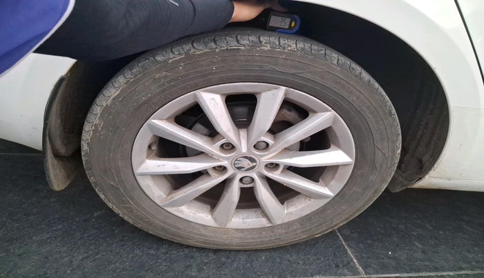 2015 Skoda Octavia ELEGANCE 2.0 TDI AT, Diesel, Automatic, 1,42,598 km, tyre