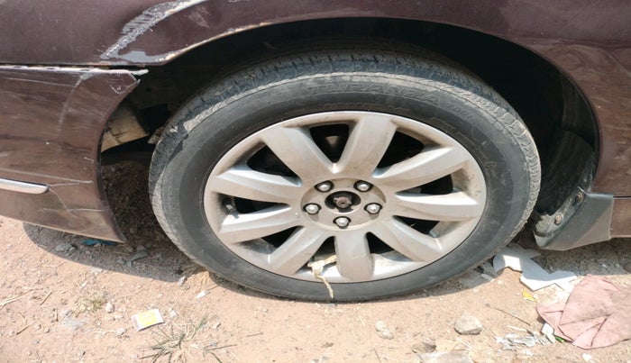 2011 Nissan Teana 250XV, Petrol, Automatic, 1,43,051 km, tyre