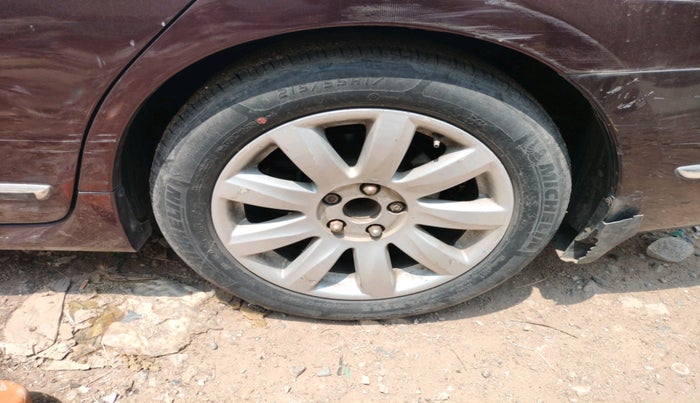 2011 Nissan Teana 250XV, Petrol, Automatic, 1,43,051 km, tyre