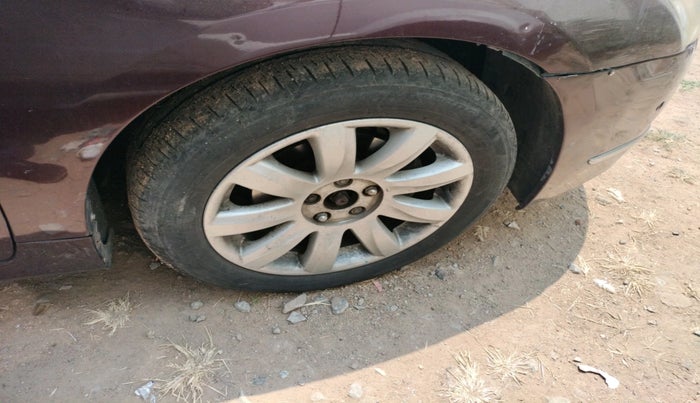 2011 Nissan Teana 250XV, Petrol, Automatic, 1,43,051 km, tyre