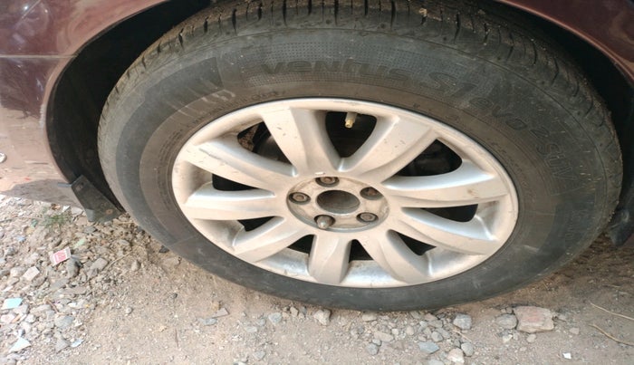 2011 Nissan Teana 250XV, Petrol, Automatic, 1,43,051 km, tyre