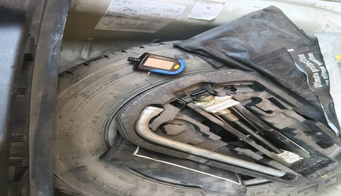 2014 Volkswagen Polo HIGHLINE DIESEL, Diesel, Manual, 1,71,535 km, tyre