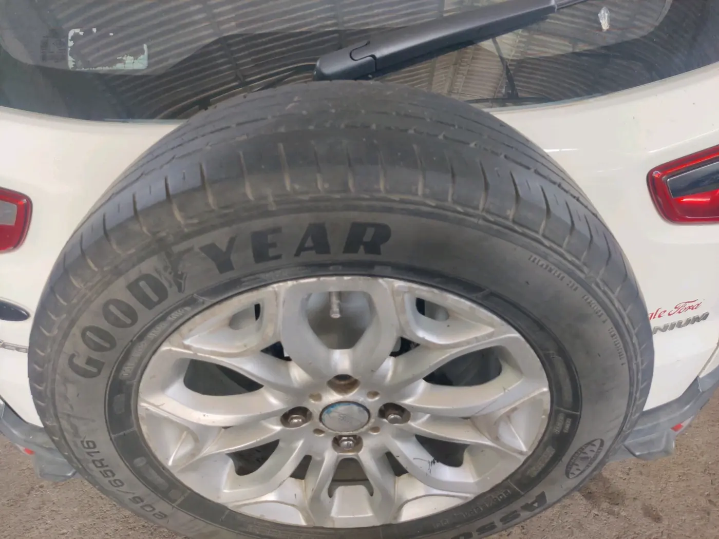2014 Ford Ecosport TITANIUM 1.5L DIESEL, Diesel, Manual, 1,10,146 km, tyre