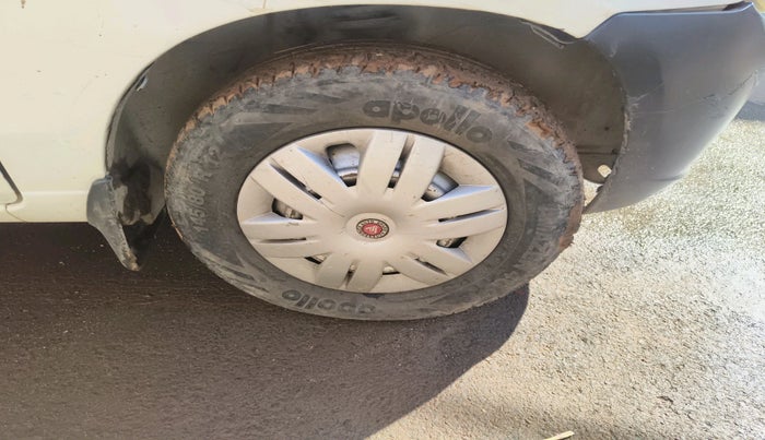 2011 Maruti Alto LXI, CNG, Manual, 1,42,972 km, tyre