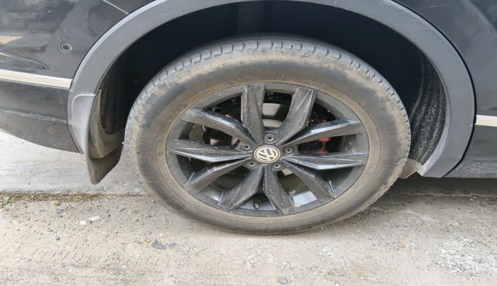 2019 Volkswagen TIGUAN ALL SPACE 2.0 TSI, Petrol, Automatic, 1,16,266 km, tyre