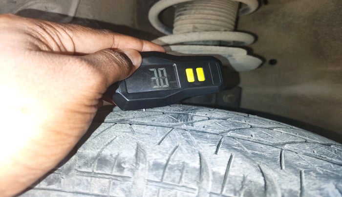 2015 Maruti Swift VXI, Petrol, Manual, 60,293 km, tyre