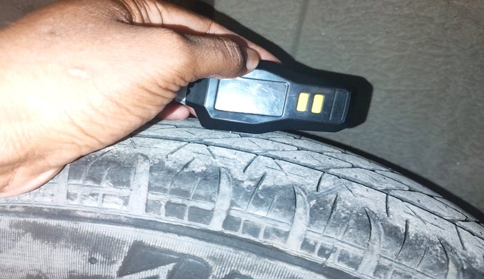 2015 Maruti Swift VXI, Petrol, Manual, 60,293 km, tyre