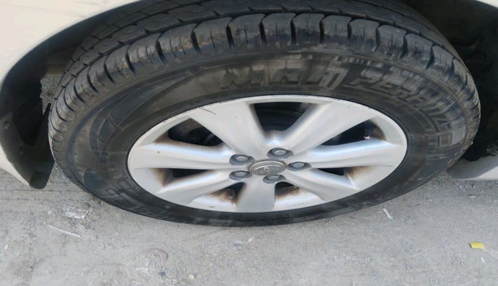 2011 Toyota Corolla Altis G PETROL, Petrol, Manual, 90,802 km, tyre