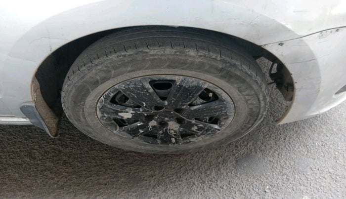 2012 Volkswagen Vento COMFORTLINE 1.6, Petrol, Manual, 1,10,567 km, tyre