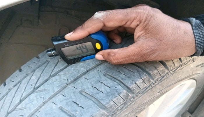 2014 Maruti Ertiga ZXI, CNG, Manual, 81,392 km, tyre