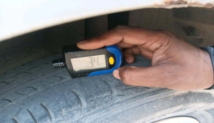 2014 Maruti Ertiga ZXI, CNG, Manual, 81,392 km, tyre