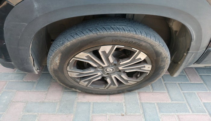 2024 Renault Kiger RXT (O) AMT, Petrol, Automatic, 5,626 km, tyre