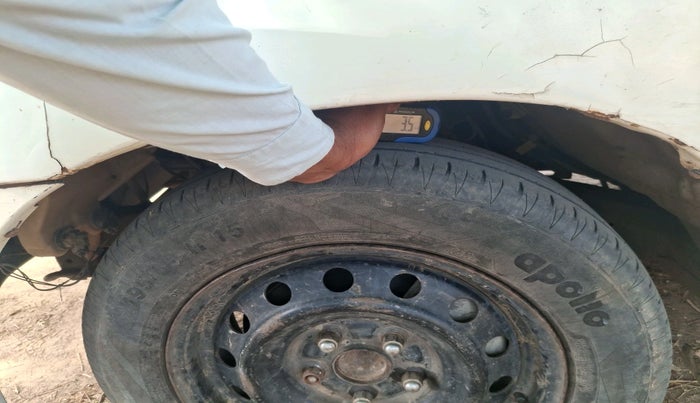 2013 Toyota Innova 2.5 GX 8 STR, Diesel, Manual, 1,79,423 km, tyre