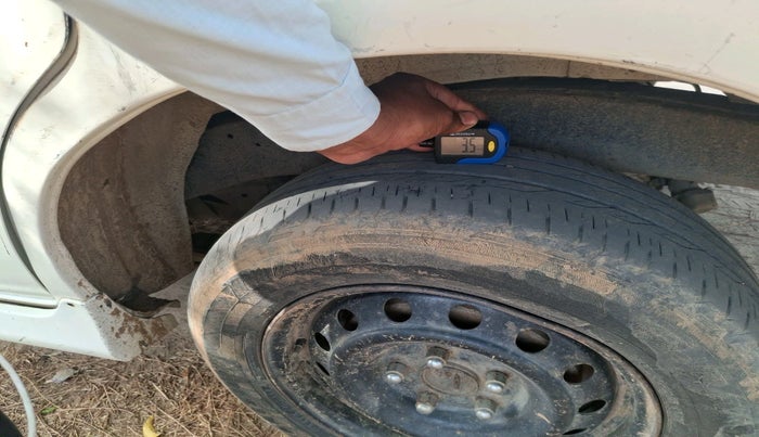 2013 Toyota Innova 2.5 GX 8 STR, Diesel, Manual, 1,79,423 km, tyre