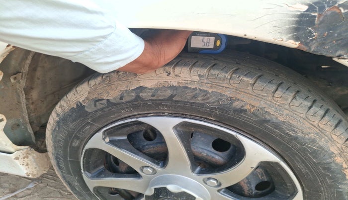 2013 Toyota Innova 2.5 GX 8 STR, Diesel, Manual, 1,79,423 km, tyre