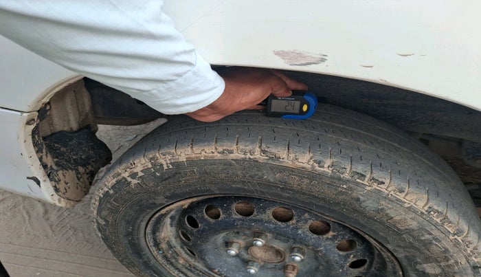 2013 Toyota Innova 2.5 GX 8 STR, Diesel, Manual, 1,79,423 km, tyre