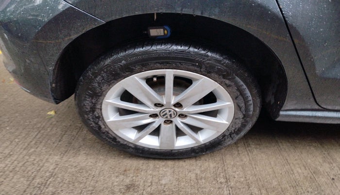 2014 Volkswagen Polo HIGHLINE1.2L, Petrol, Manual, 1,37,764 km, tyre