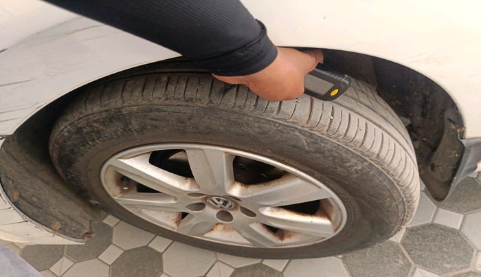 2011 Volkswagen Vento HIGHLINE 1.6 MPI, Petrol, Manual, 72,424 km, tyre