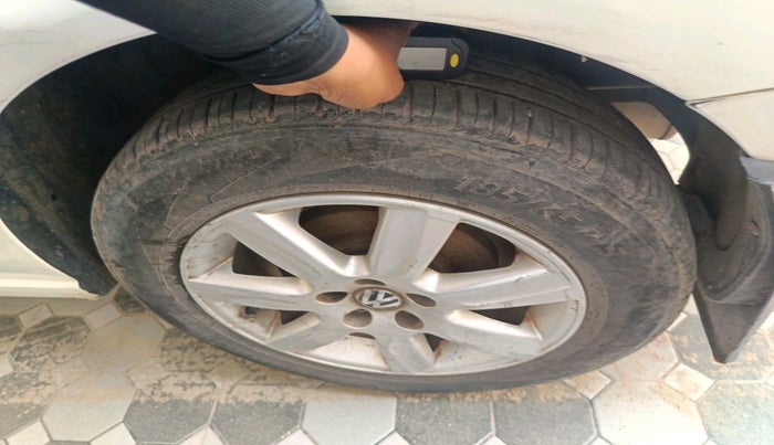 2011 Volkswagen Vento HIGHLINE 1.6 MPI, Petrol, Manual, 72,424 km, tyre