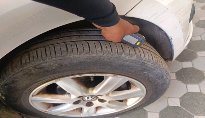 2011 Volkswagen Vento HIGHLINE 1.6 MPI, Petrol, Manual, 72,424 km, tyre