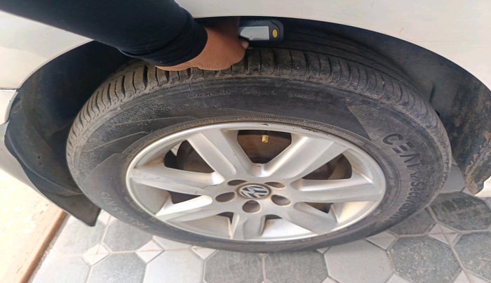 2011 Volkswagen Vento HIGHLINE 1.6 MPI, Petrol, Manual, 72,424 km, tyre