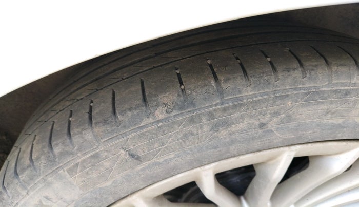 2015 Audi A4 35 TDI PREMIUM PLUS SUNROOF, Diesel, Automatic, 1,00,072 km, tyre