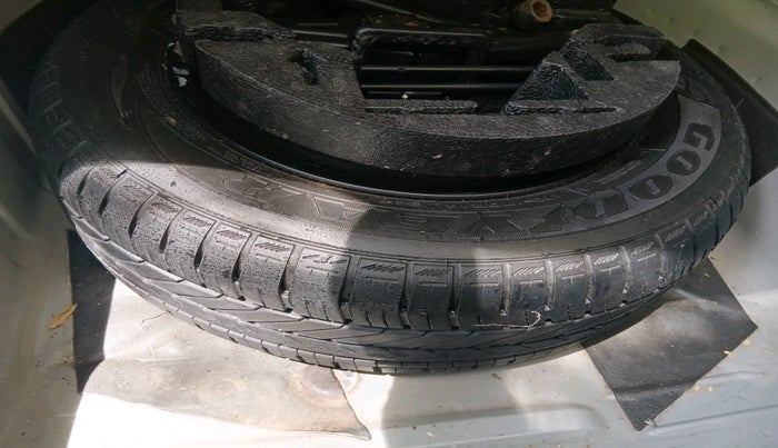 2015 Volkswagen Vento HIGHLINE 1.2 TSI AT, Petrol, Automatic, 1,49,025 km, tyre