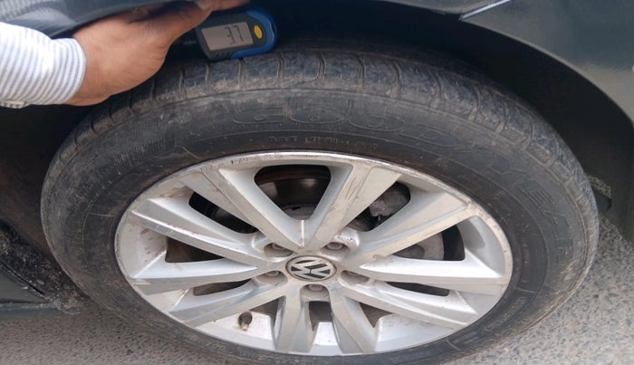 2015 Volkswagen Vento HIGHLINE 1.2 TSI AT, Petrol, Automatic, 1,49,025 km, tyre