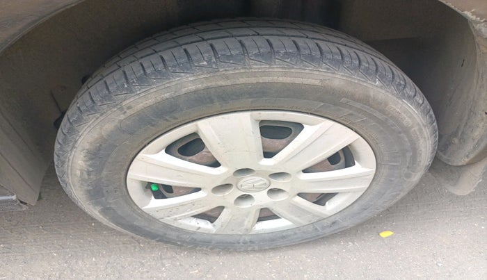 2013 Volkswagen Vento TRENDLINE 1.6, Petrol, Manual, 77,562 km, tyre