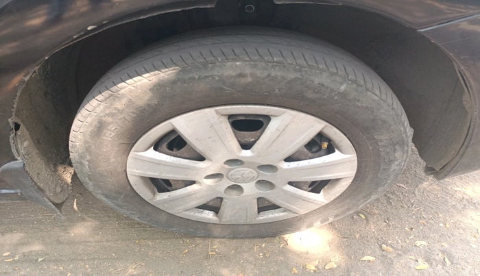 2013 Volkswagen Vento TRENDLINE 1.6, Petrol, Manual, 77,562 km, tyre