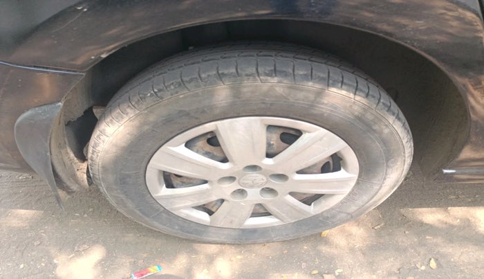 2013 Volkswagen Vento TRENDLINE 1.6, Petrol, Manual, 77,562 km, tyre