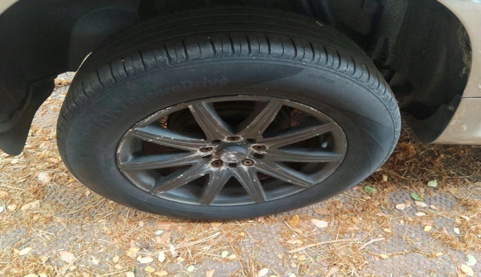 2016 Nissan Terrano XL (P), Petrol, Manual, 1,43,912 km, tyre