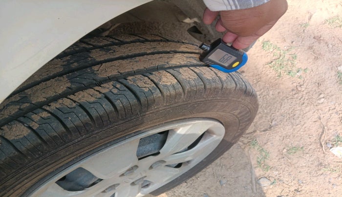 2014 Honda Mobilio 1.5L I-VTEC S, CNG, Manual, 2,19,428 km, tyre