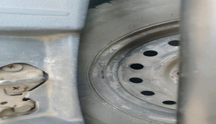 2011 Maruti Wagon R 1.0 LXI CNG, CNG, Manual, 1,64,981 km, tyre