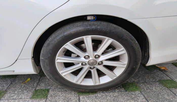 2014 Toyota Camry HYBRID, Hybrid, Automatic, 88,745 km, tyre