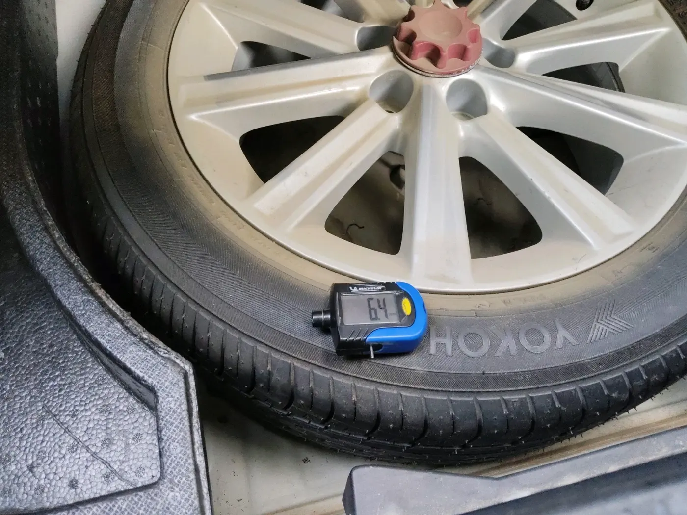 2014 Toyota Camry HYBRID, Hybrid, Automatic, 90,000 km, tyre