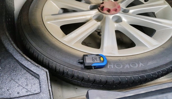 2014 Toyota Camry HYBRID, Hybrid, Automatic, 88,745 km, tyre