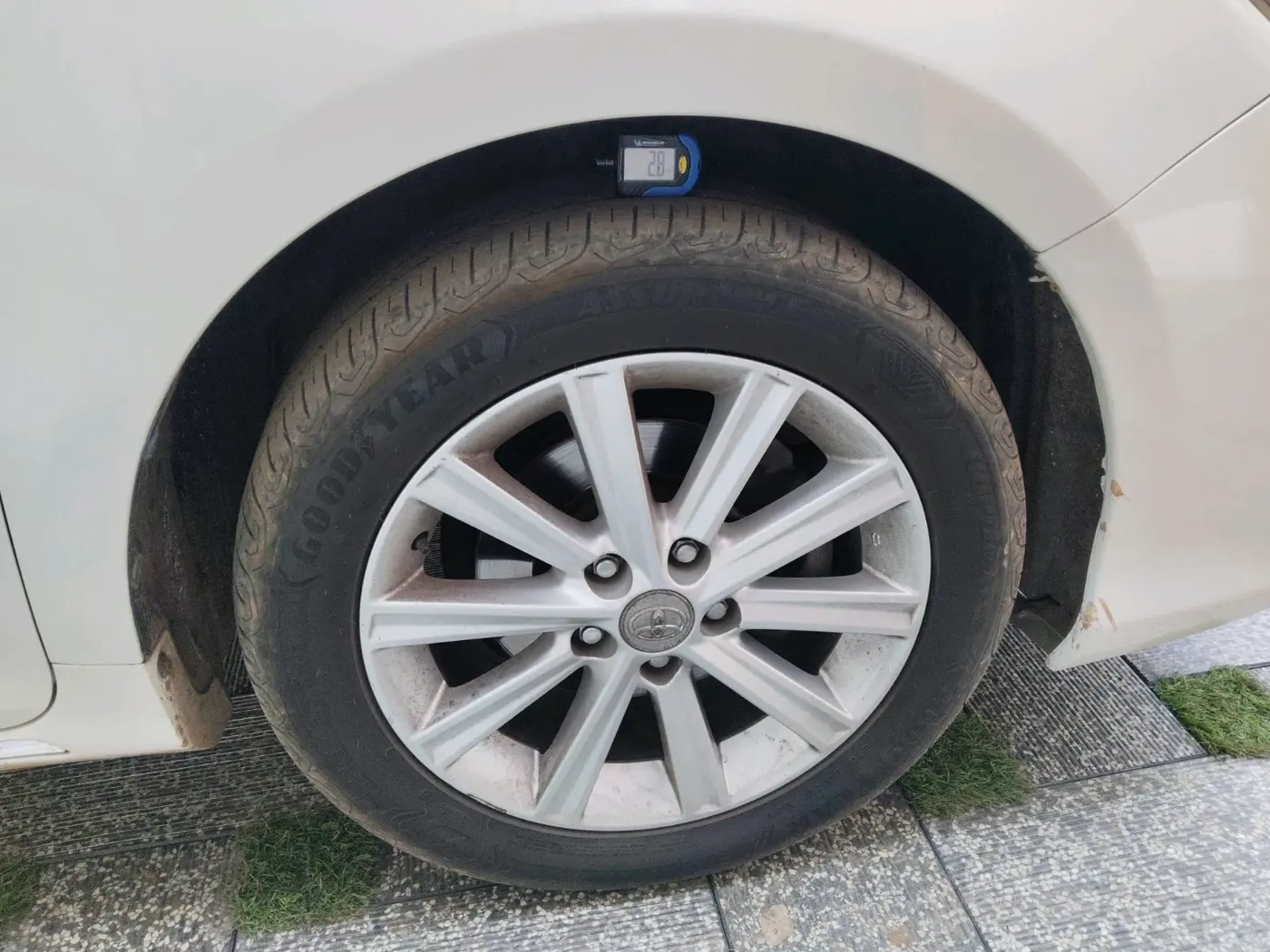 2014 Toyota Camry HYBRID, Hybrid, Automatic, 90,000 km, tyre